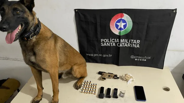 Jovem é preso por porte ilegal de arma e tráfico de drogas