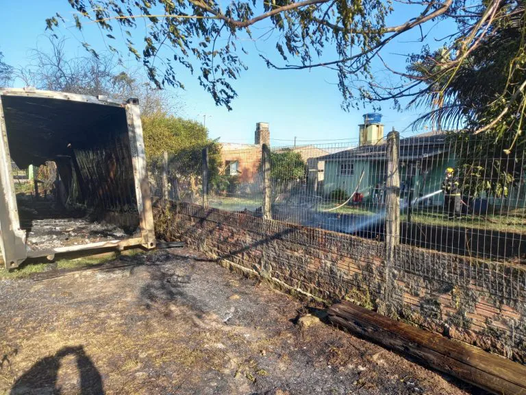 Incêndio atinge galpão próximo a Sombrio