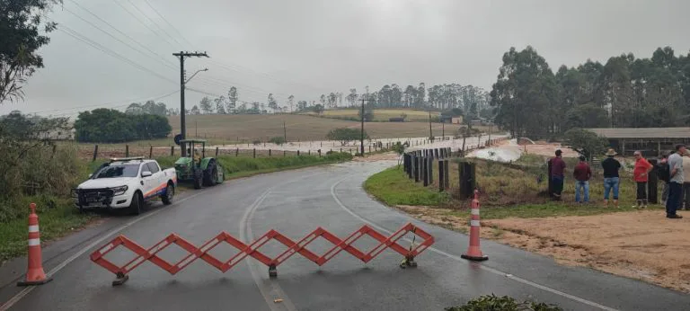 Defesa Civil de Içara interdita Rodovia Juvenal Silvano após alagamento