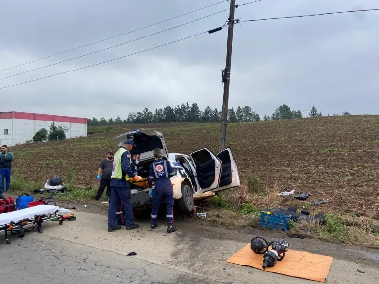 Motorista fica preso às ferragens após colisão com carreta em Criciúma