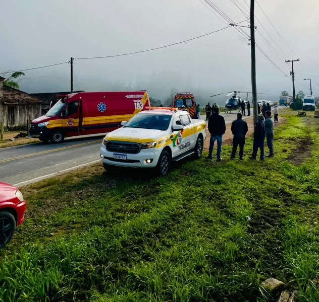 Duas pessoas ficam feridas após capotamento na SC-390, em Pedras Grandes