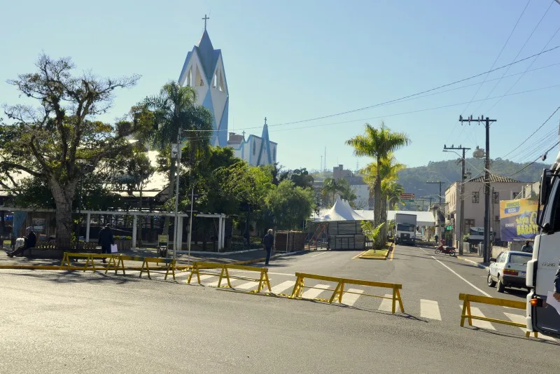 Trânsito é interditado para montagem da estrutura da Festa do Colono em Siderópolis