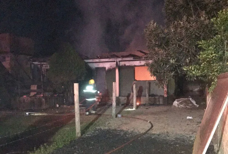 Duas residências são destruídas por incêndio em Forquilhinha