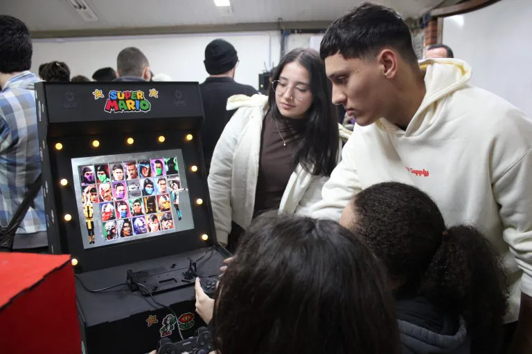 Alunos da UniSatc transformam computadores danificados em fliperamas