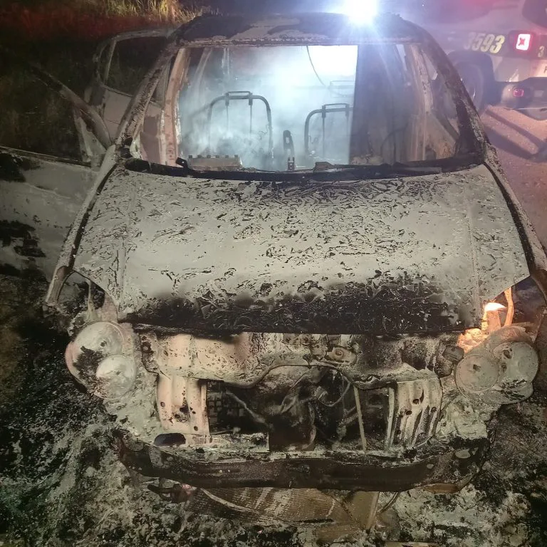 Incêndio deixa carro completamente destruído em Balneário Rincão