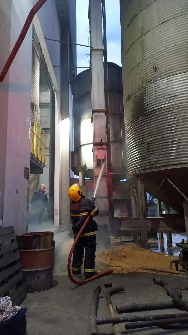 Silo de arroz é atingido por incêndio em Morro da Fumaça