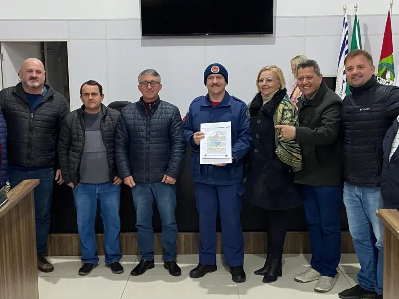 Bombeiro que salvou morador de casa pegando fogo é homenageado