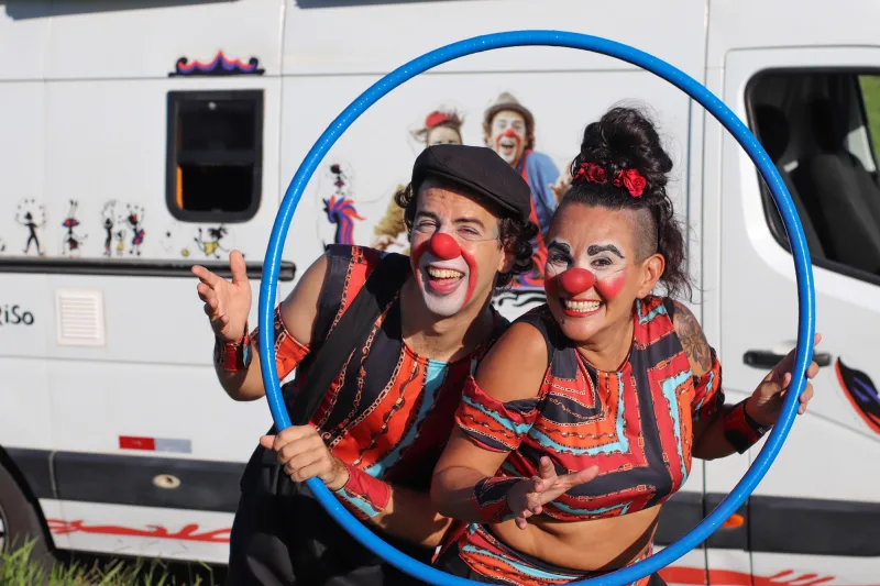 “Lá vem a Bonita!”: dupla de palhaços realiza apresentações de rua em Criciúma e Nova Veneza