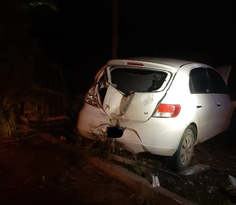 Condutora fica ferida após carro sair da pista e colidir contra residência