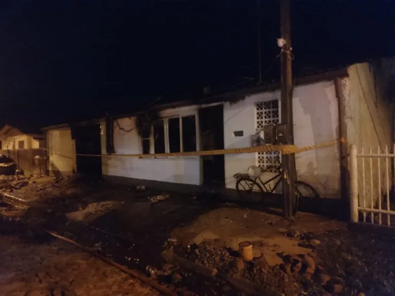 Incêndio atinge casa de alvenaria em Passo de Torres