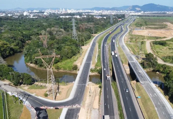 Obras bloqueiam temporariamente via marginal na BR-101sul/SC