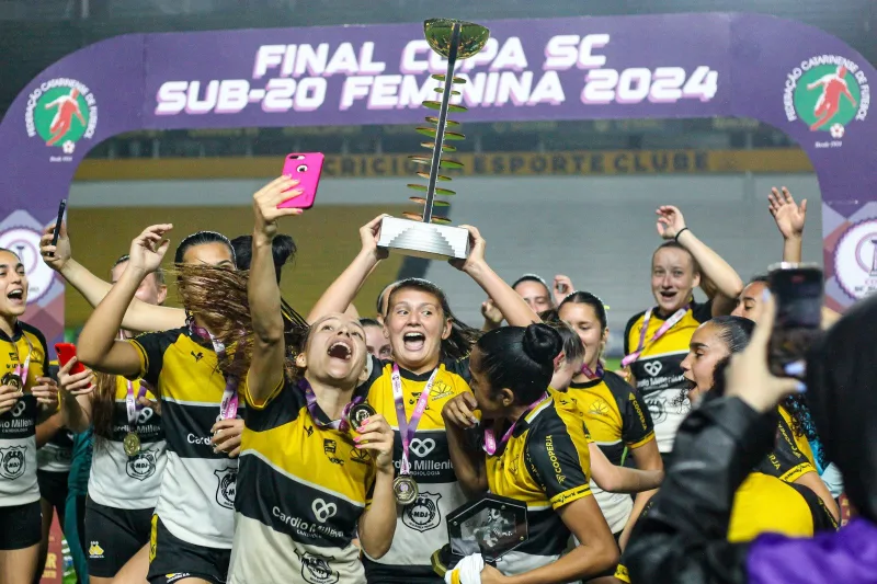 Meninas Carvoeiras são campeãs invictas da Copa SC Sub-20