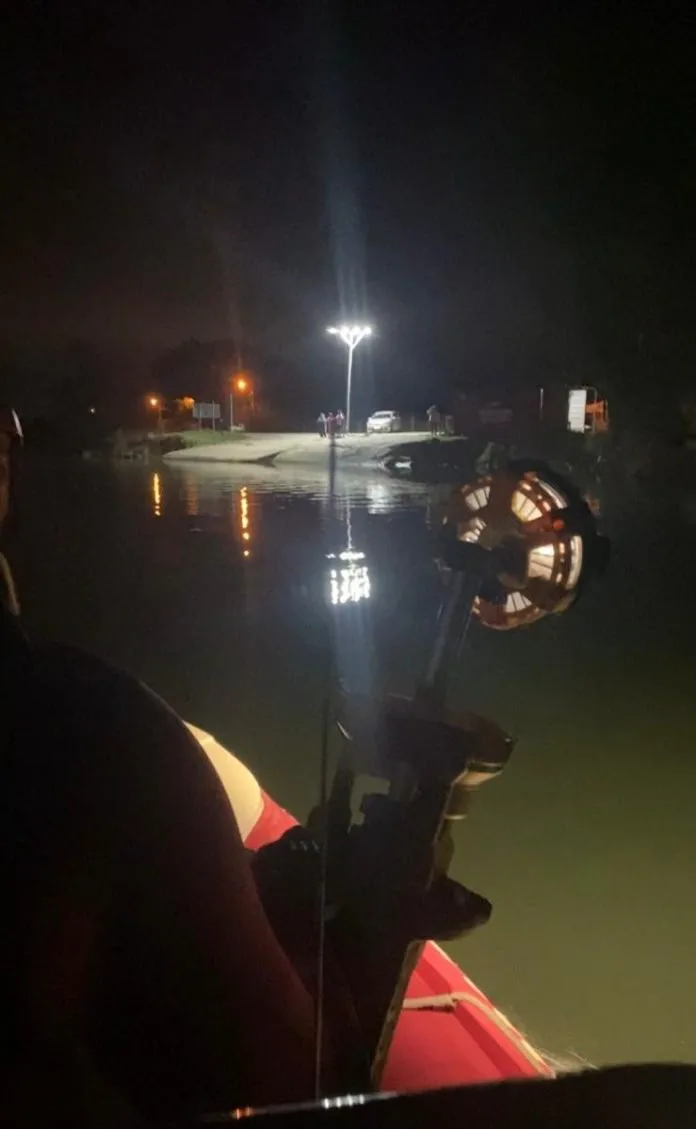Bombeiros resgatam passageiros de balsa à deriva no Rio Araranguá