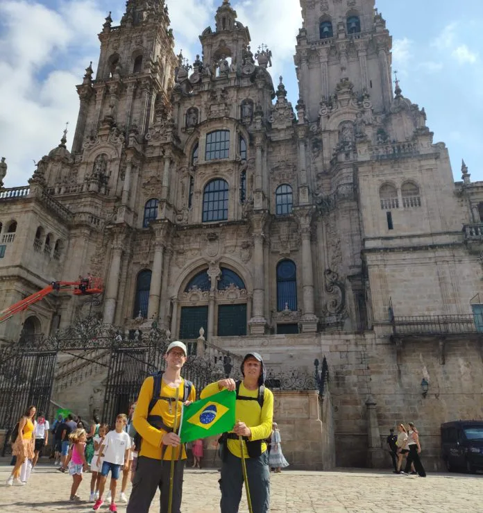 Caminho de Santiago: Após 250km, pai e filho recebem Compostela