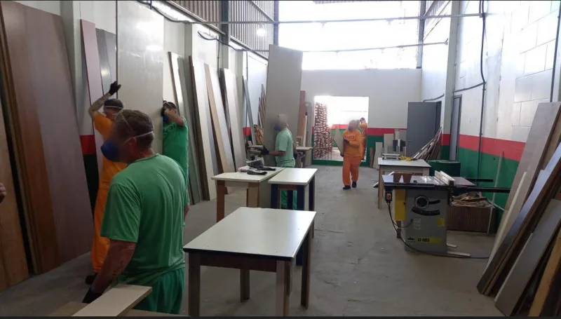 Reeducandos do Presídio Regional de Araranguá produzem móveis para famílias do RS