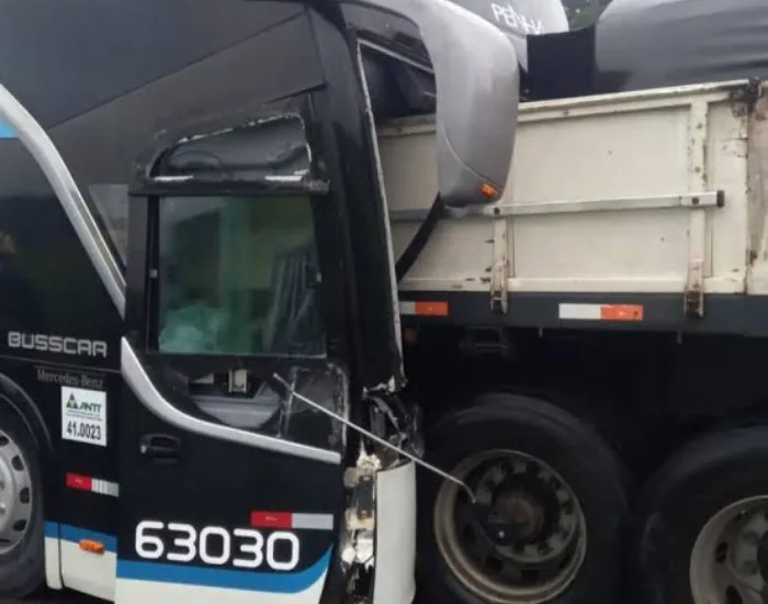 Colisão entre ônibus e caminhão deixa um morto e 13 feridos na BR-101