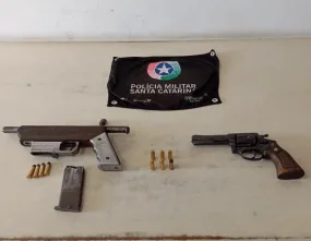 Arroio do Silva: Flagrados armados, jovem é preso e adolescente apreendido