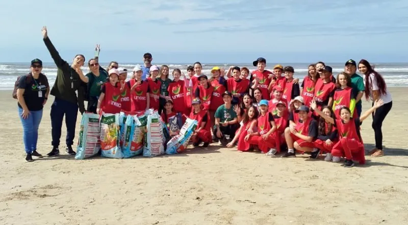 Alunos do Colégio Unesc recolhem 75 quilos de lixo no Balneário Rincão