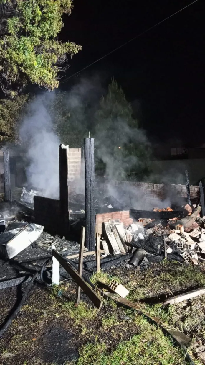 Fogo destrói ateliê e equipamentos de costura em Balneário Gaivota