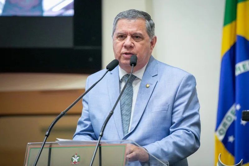 Mário Motta cobra aquisição de uniformes do governo do Estado