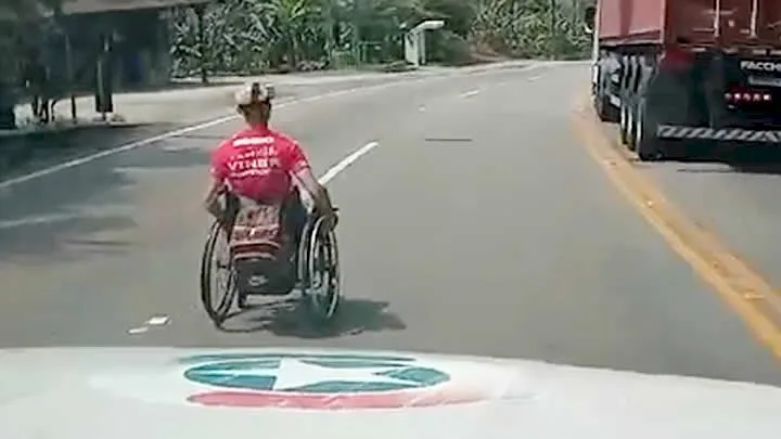 Cadeirante é flagrado pela Polícia Militar descendo a Serra Dona Francisca de forma irregular