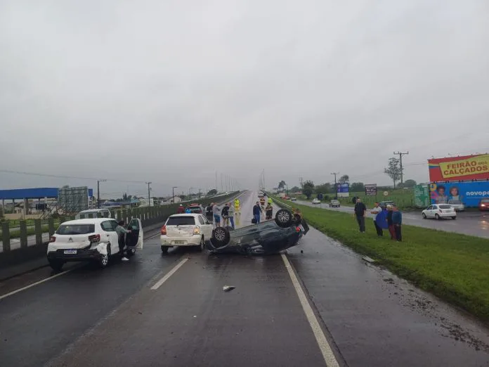 BR-101: Engavetamento de sete veículos deixa uma vítima leve em Araranguá