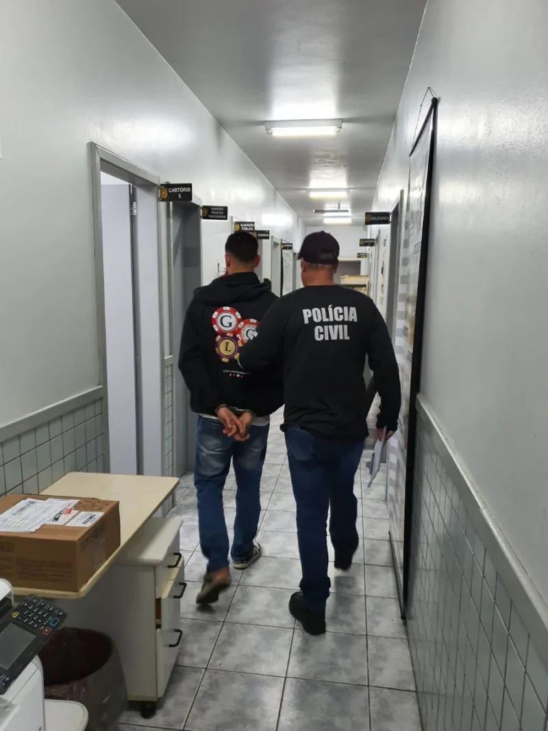 Polícia Civil de Araranguá prende suspeito com dois mandados de prisão por homicídio no Paraná
