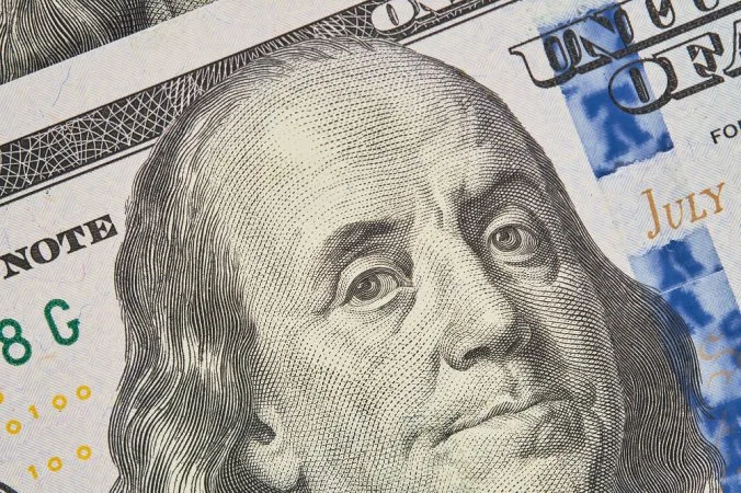 Estável, dólar fecha cotado a R$ 5,58 devido à alta de 3% do petróleo