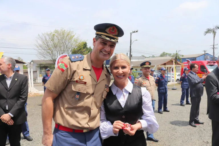 Reitora da Unesc é homenageada com Moeda Militar do 4° Batalhão do Corpo de Bombeiros