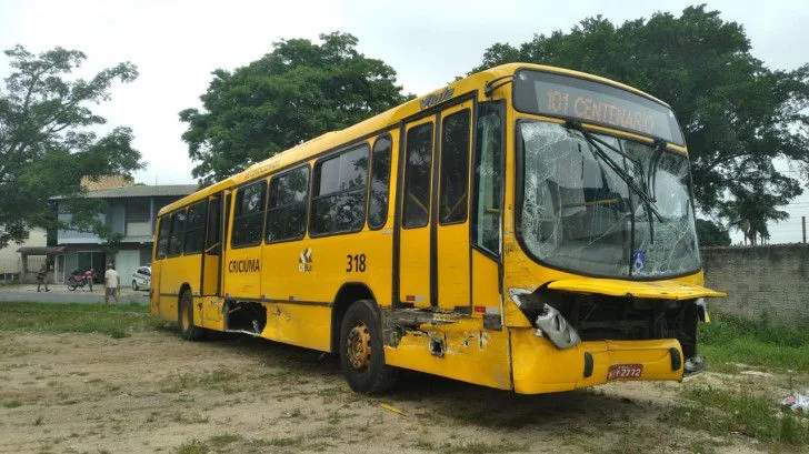 CRICIÚMA: ACIDENTE NA AVENIDA CENTENÁRIO ENVOLVE TRÊS VEÍCULOS