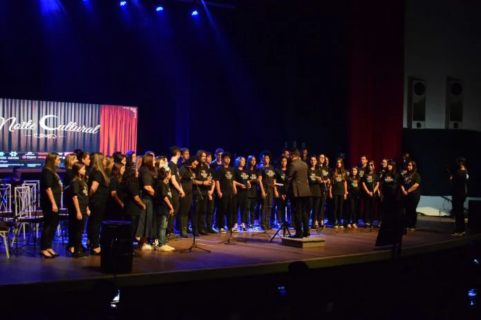 Abadeus promove 6ª Noite Cultural com talentos da Escola de Artes