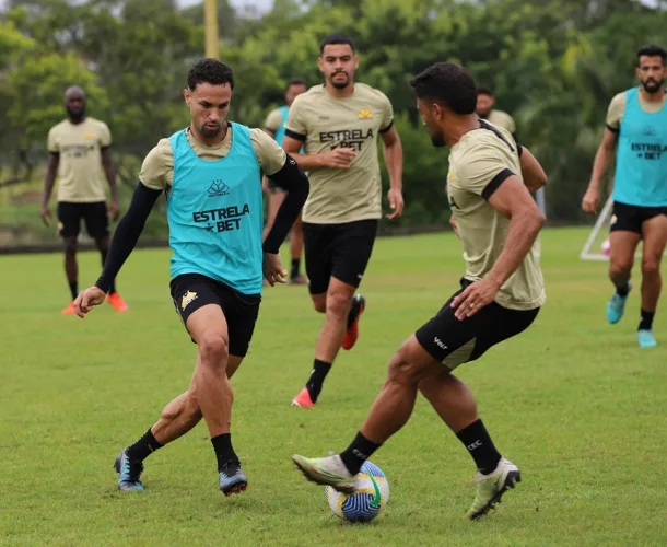 Domingo foi de treinamento tático no CT