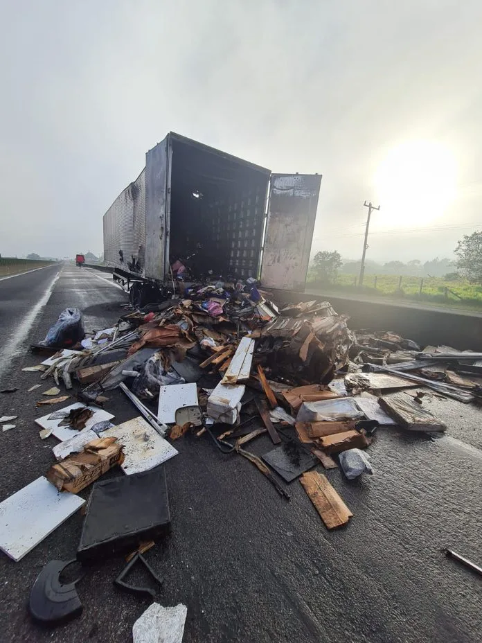 SOMBRIO: Caminhão baú é destruído por incêndio na BR-101