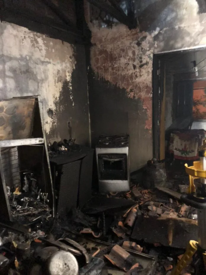 Idosos tem casa destruída por incêndio em Araranguá
