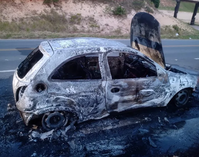 JAGUARUNA: Motorista sente cheiro de gasolina e é surpreendido por incêndio em carro