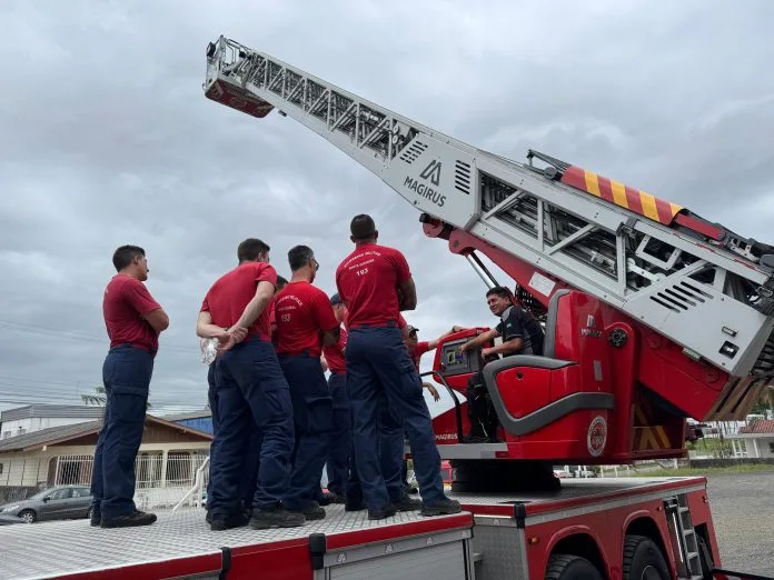 Bombeiros Militares concluem treinamento para operar escada mecânica