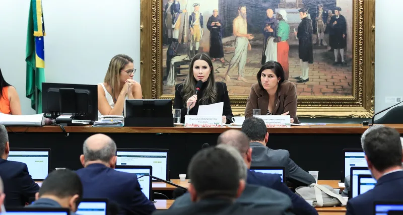 CCJ aprova admissibilidade de proposta que garante direito à vida para fetos e impede aborto legal
