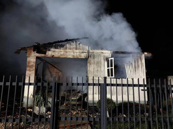 Idosa tem residência atingida por incêndio em Criciúma