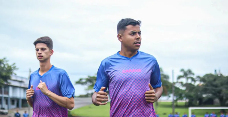 Caravaggio promove jogadores que foram campões da base para o time profissional
