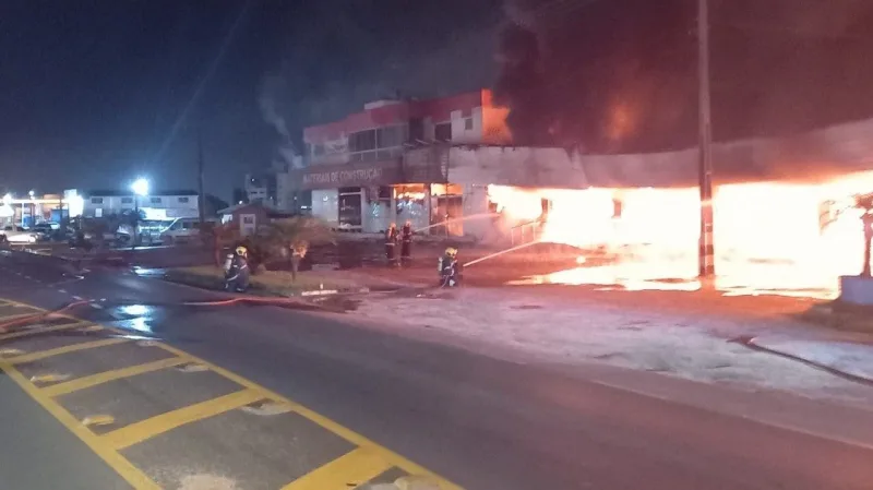 IÇARA: Madrugada foi marcada por incêndio em loja de materiais de construção