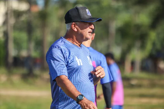 PROFESSOR ESTÁ DE VOLTA: Sérgio Doria comanda a pré-temporada no Azulão