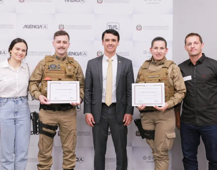 PMs que salvaram bebê de engasgo são homenageados na Alesc