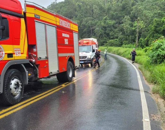 Carro capota e cai às margens da SC-390, em Orleans