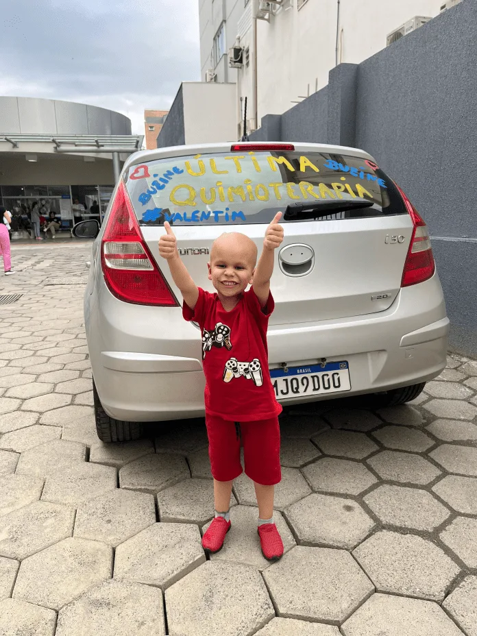 Menino de quatro anos toca o sino para celebrar o fim da quimioterapia