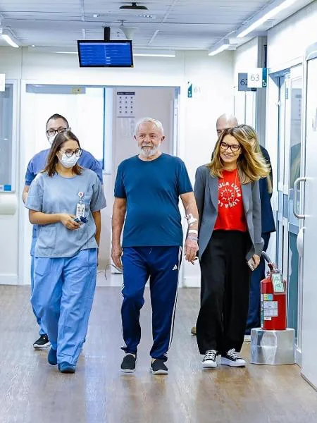 Lula deixa UTI e publica foto caminhando em hospital