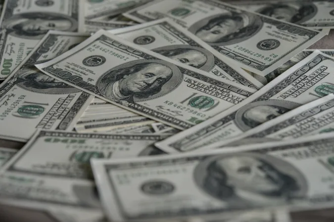 Banco Central realiza maior leilão de dólares desde 2020 para conter alta da moeda
