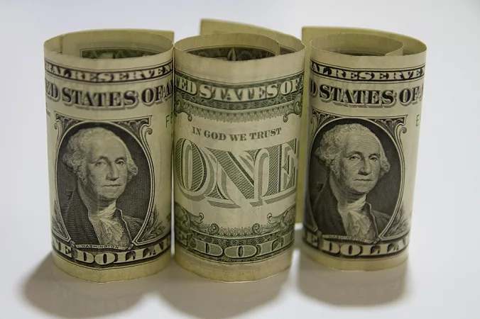 Dólar atinge R$ 6,09 e bate recorde histórico