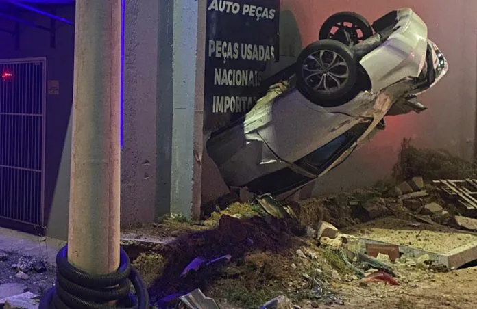 IÇARA: Carro colide e fica suspenso em parede de loja na SC-445