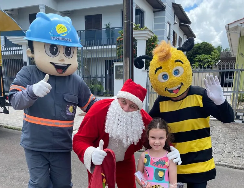 Trenzinho da Alegria espalha magia do Natal nas comunidades atendidas pela Coopercocal