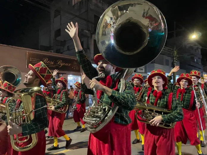 Noite natalina no Bairro Santa Luzia encerra a programação de desfiles